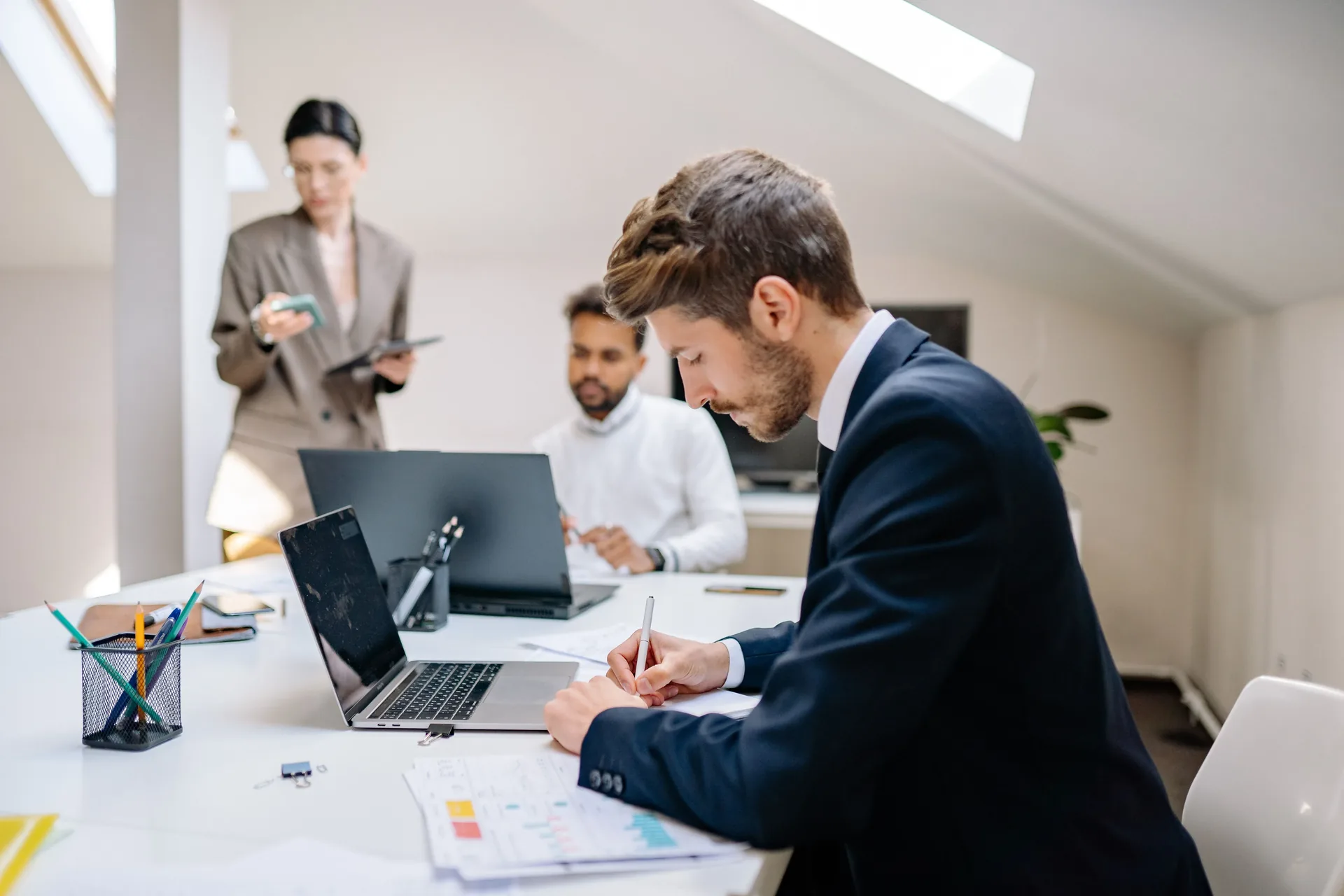 Gruppo di lavoro riunito intorno a un tavolo