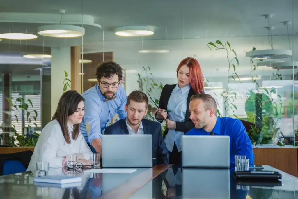 Gruppo di colleghi consulta un computer in ufficio