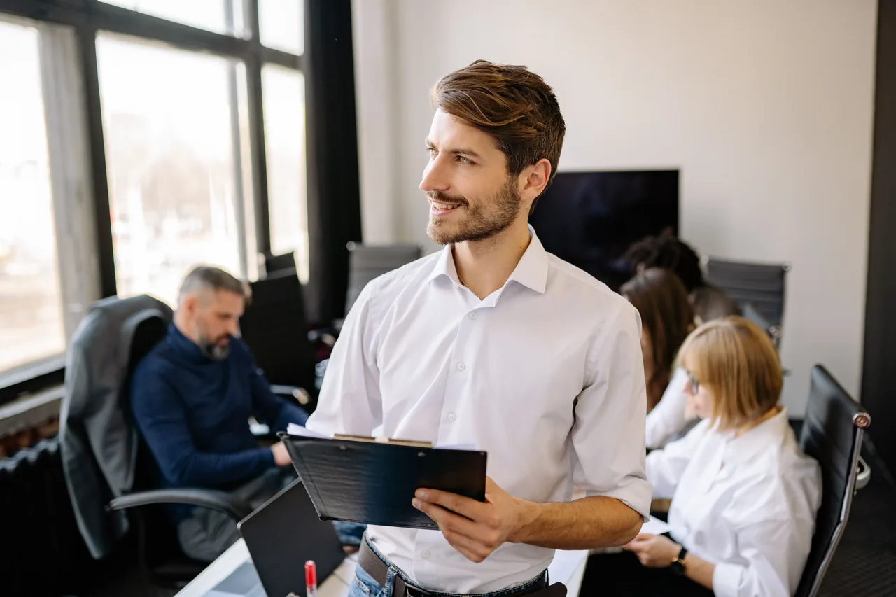 Referente al lavoro con un tablet in ufficio
